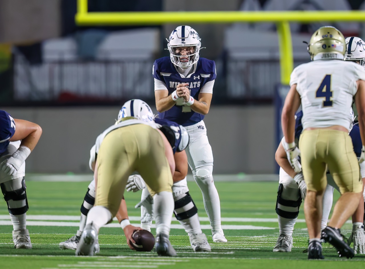 Ashton at quarterback before the snap against Jesuit Dallas