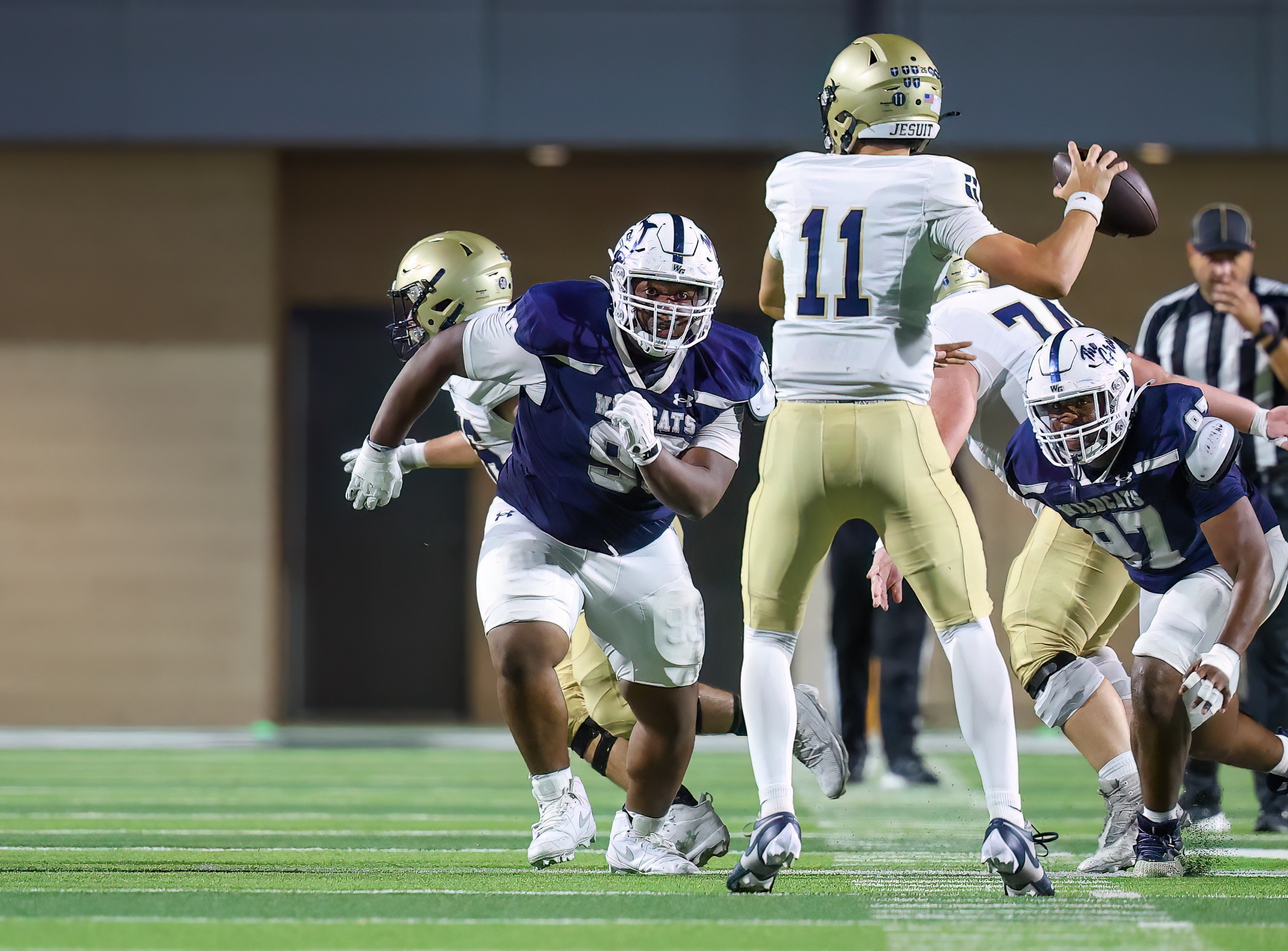 Kristopher Williams rushing the quarterback against Dallas Jesuit